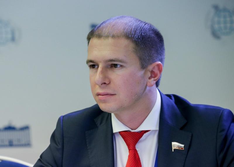 Александр Беглов поддержал предложение Михаила Романова и объявил 31 декабря выходным днем. Рабочий день переносится на 26 декабря