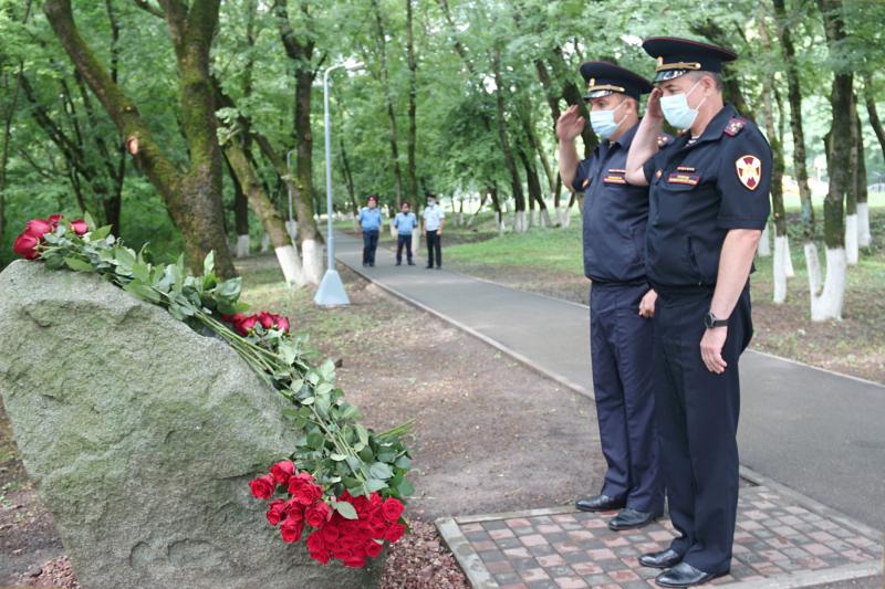 ГУБЕРНАТОР РОСТОВСКОЙ ОБЛАСТИ ВМЕСТЕ С РОСГВАРДЕЙЦАМИ ПОЧТИЛ ПАМЯТЬ ПРАВООХРАНИТЕЛЯ, ПОГИБШЕГО ПРИ ИСПОЛНЕНИИ СЛУЖЕБНОГО ДОЛГА