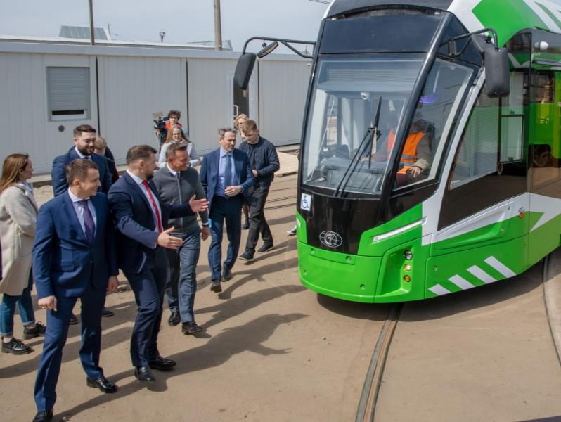 Губернатор Курской области посетил Восточное депо и проинспектировал ход работ по ремонту трамвайных путей